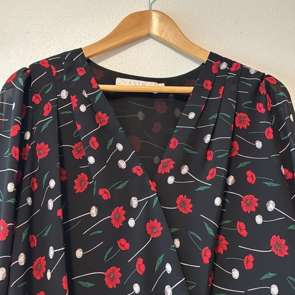 ASTR Surplice Top Womens Medium Floral Dark Feminine Work Office Career Red Blk - Picture 3 of 11